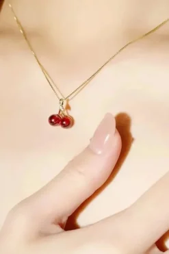 Collier cerise or