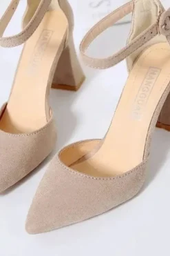 Escarpins beige à talon carré