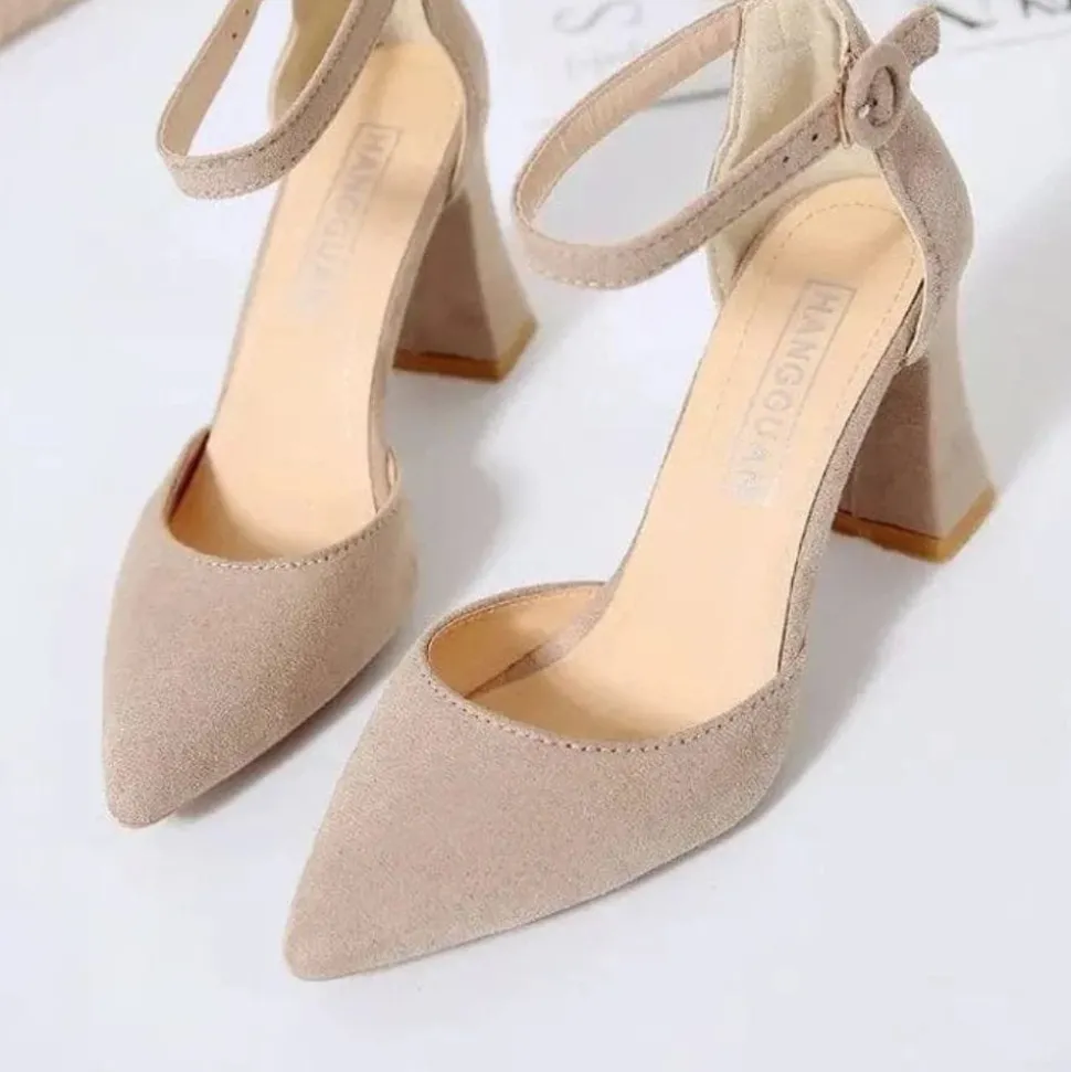 Escarpins beige à talon carré