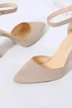 Escarpins beige à talon carré