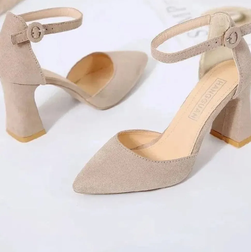 Escarpins beige à talon carré