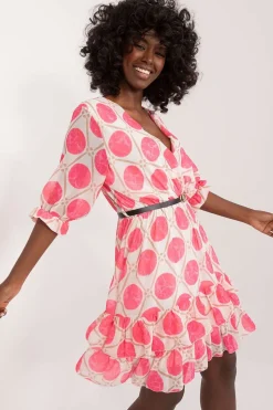 Robe blanche courte et légère avec des cercles roses