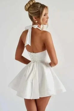 Robe blanche courte patineuse sans manches
