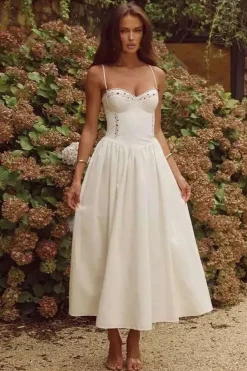 Robe blanche midi évasée à bretelles fines