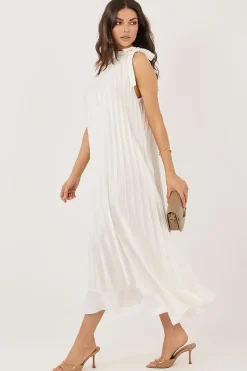 Robe blanche plissée chic sans manches