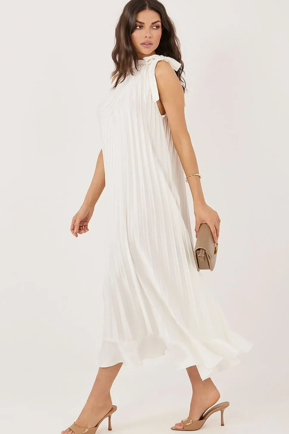 Robe blanche plissée chic sans manches