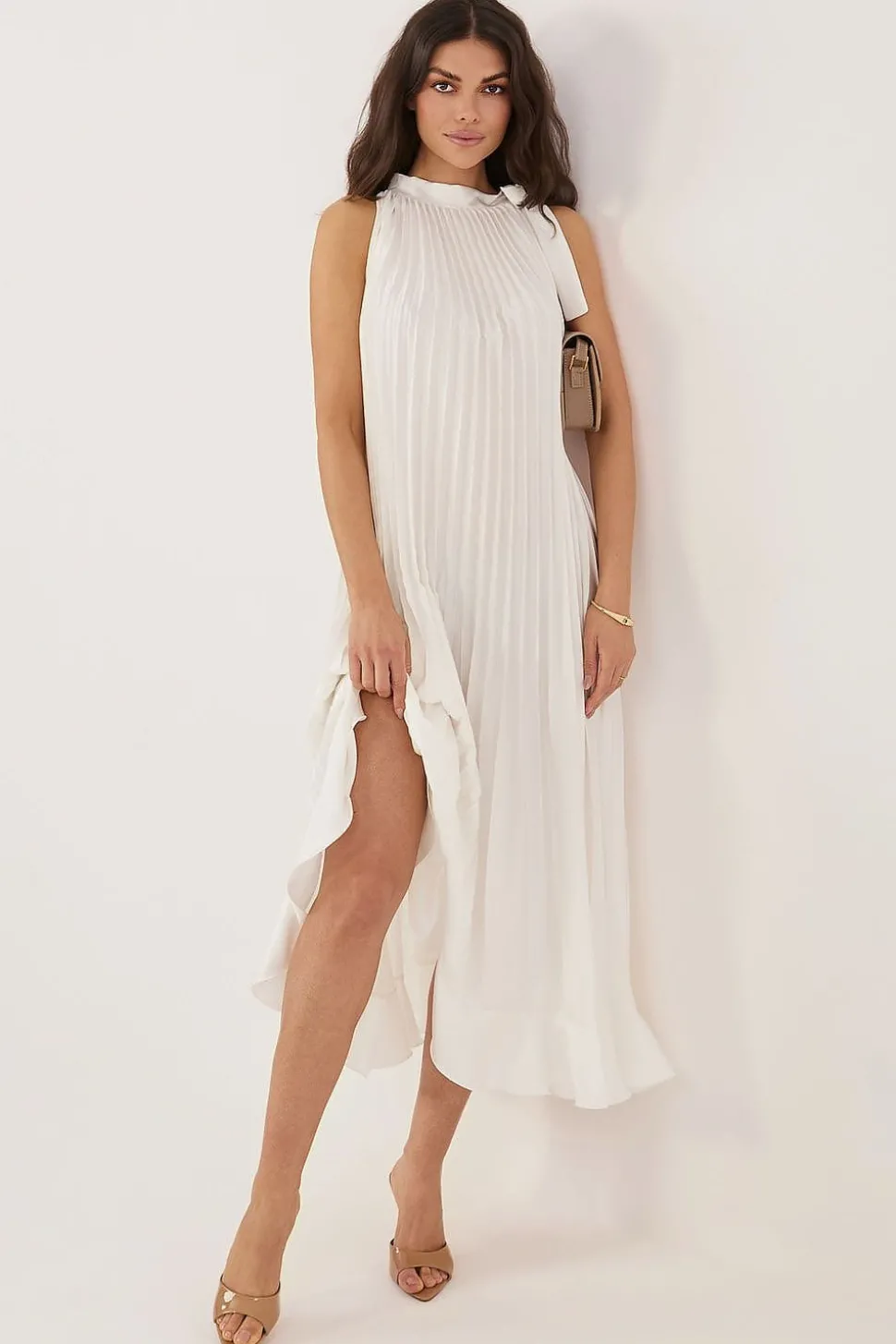 Robe blanche plissée chic sans manches