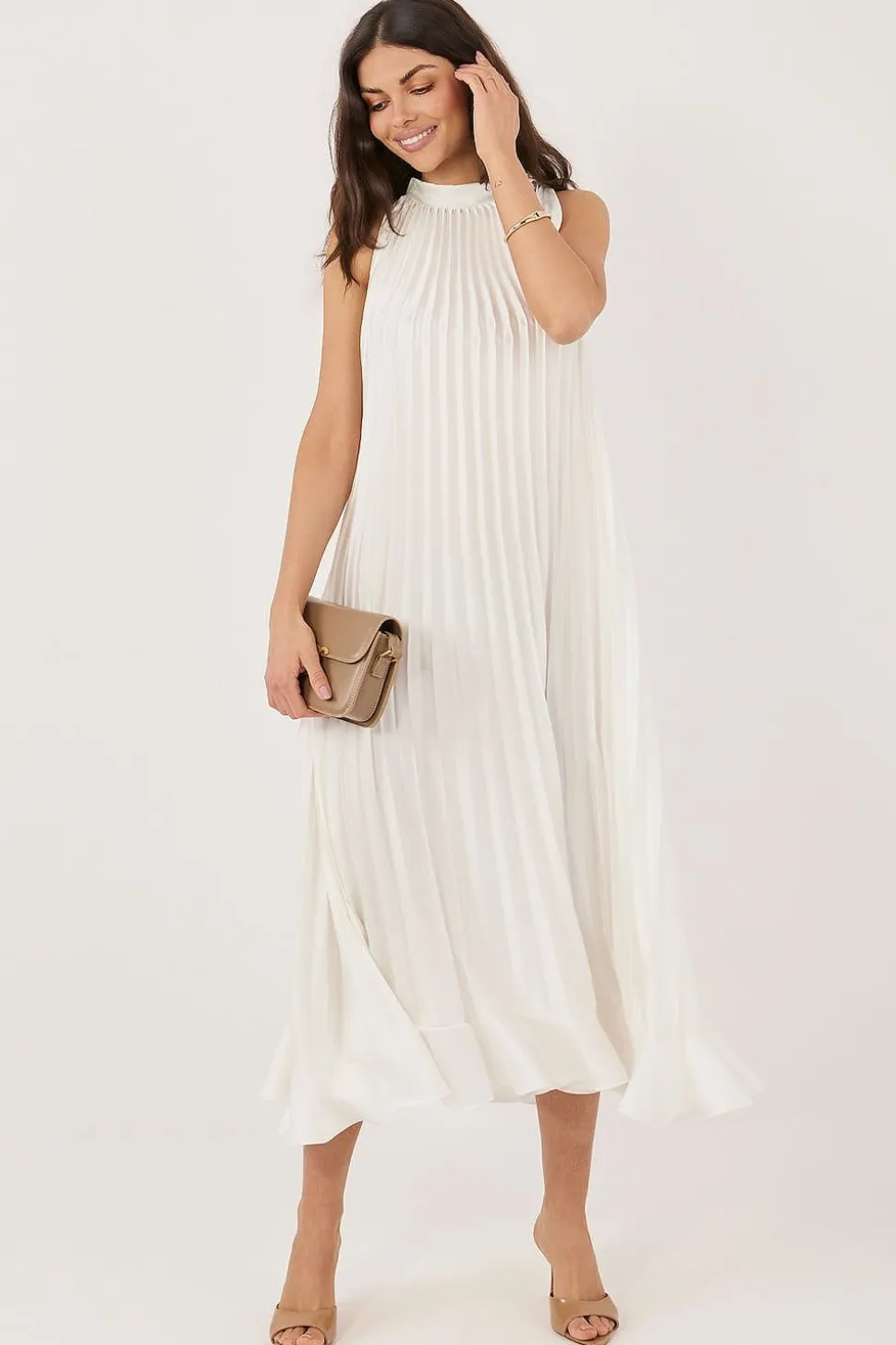 Robe blanche plissée chic sans manches
