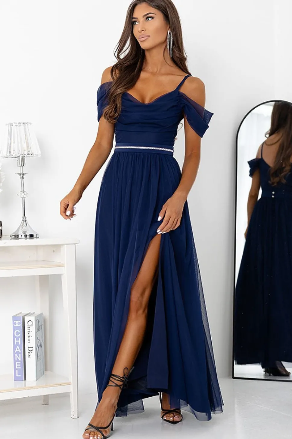 Robe bleue longue épaules dénudées