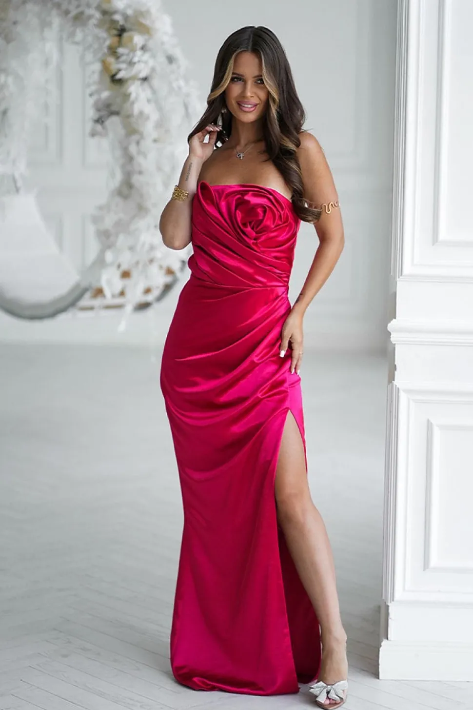 Robe bustier rouge longue fendue avec rose drapée