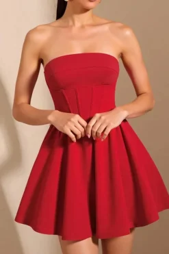 Robe bustier rouge évasée avec corset