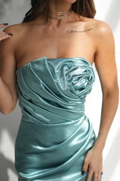 Robe bustier vert menthe en satin avec rose drapée