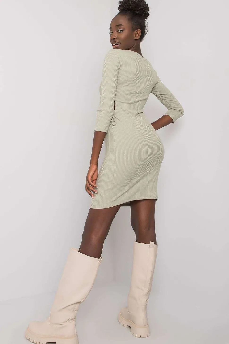 Robe casual beige courte moulante manches longues