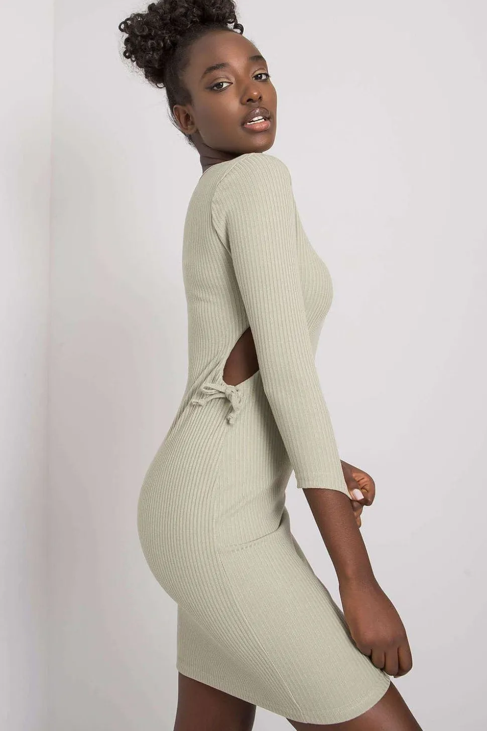 Robe casual beige courte moulante manches longues