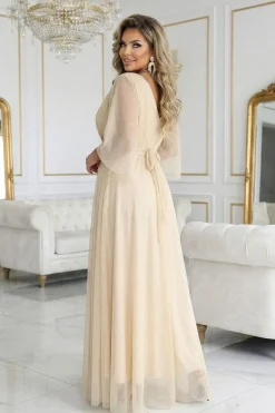 Robe champagne pour invitée au mariage chic