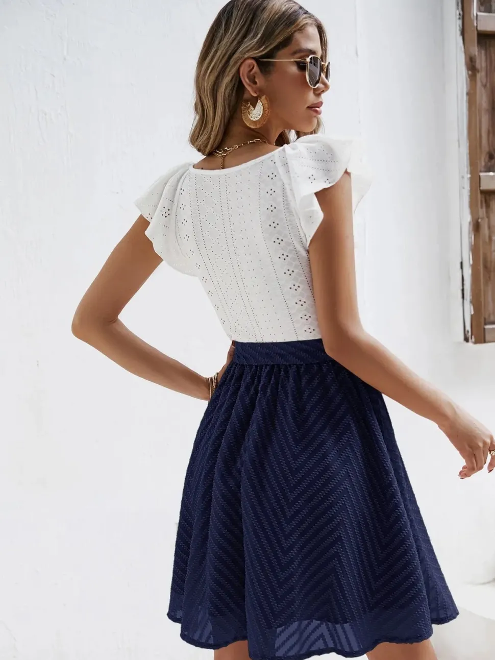 Robe chic avec jupe à nouer et top en dentelle