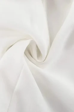 Robe courte blanche à manches longues avec fausses poches