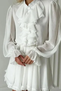 Robe courte blanche à manches longues