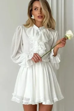 Robe courte blanche à manches longues
