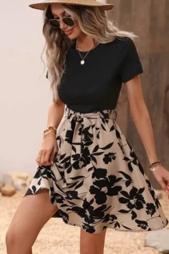 Robe courte casual avec jupe fleurie