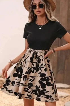Robe courte casual avec jupe fleurie