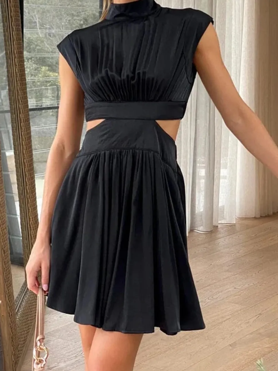 Robe courte fluide col halter