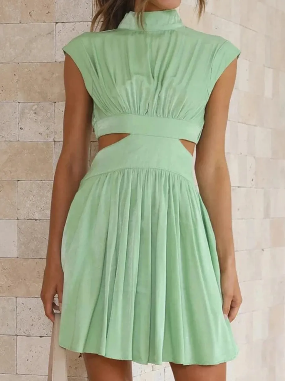 Robe courte fluide col halter