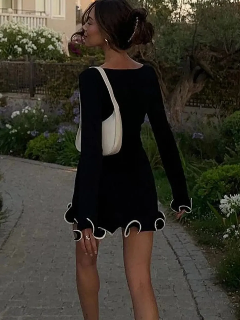Robe courte manches longues bord volanté