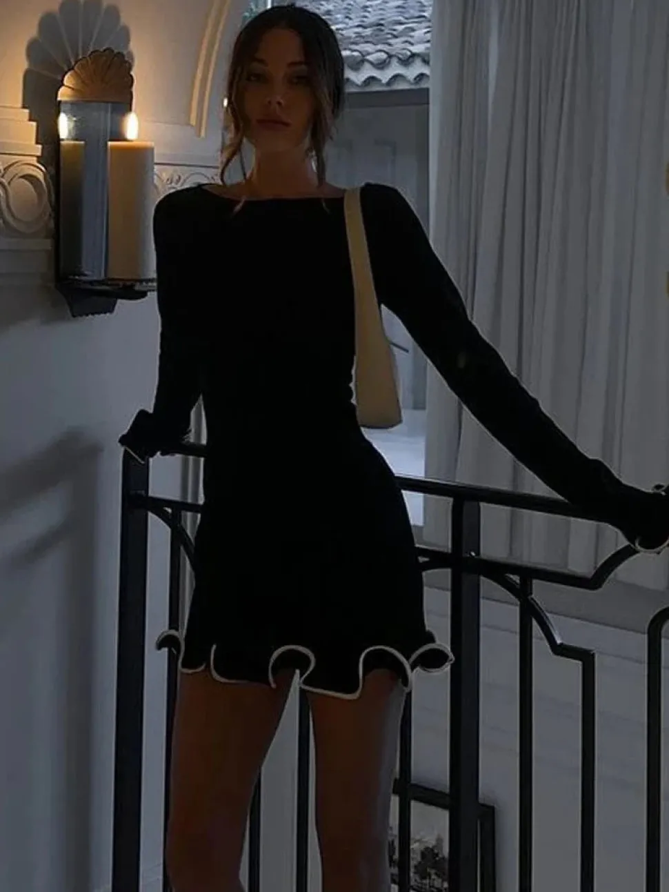 Robe courte manches longues bord volanté