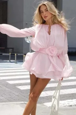 Robe courte à manches évasées avec laçage et fleurs décoratives