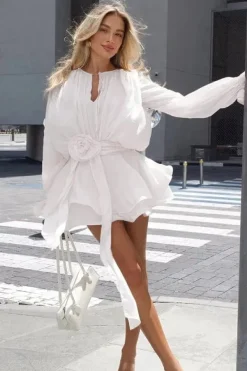 Robe courte à manches évasées avec laçage et fleurs décoratives