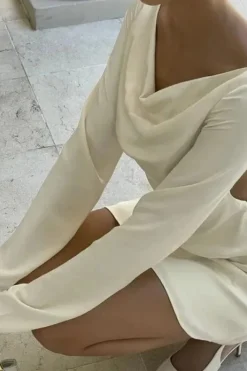 Robe courte satinée beige manches longues