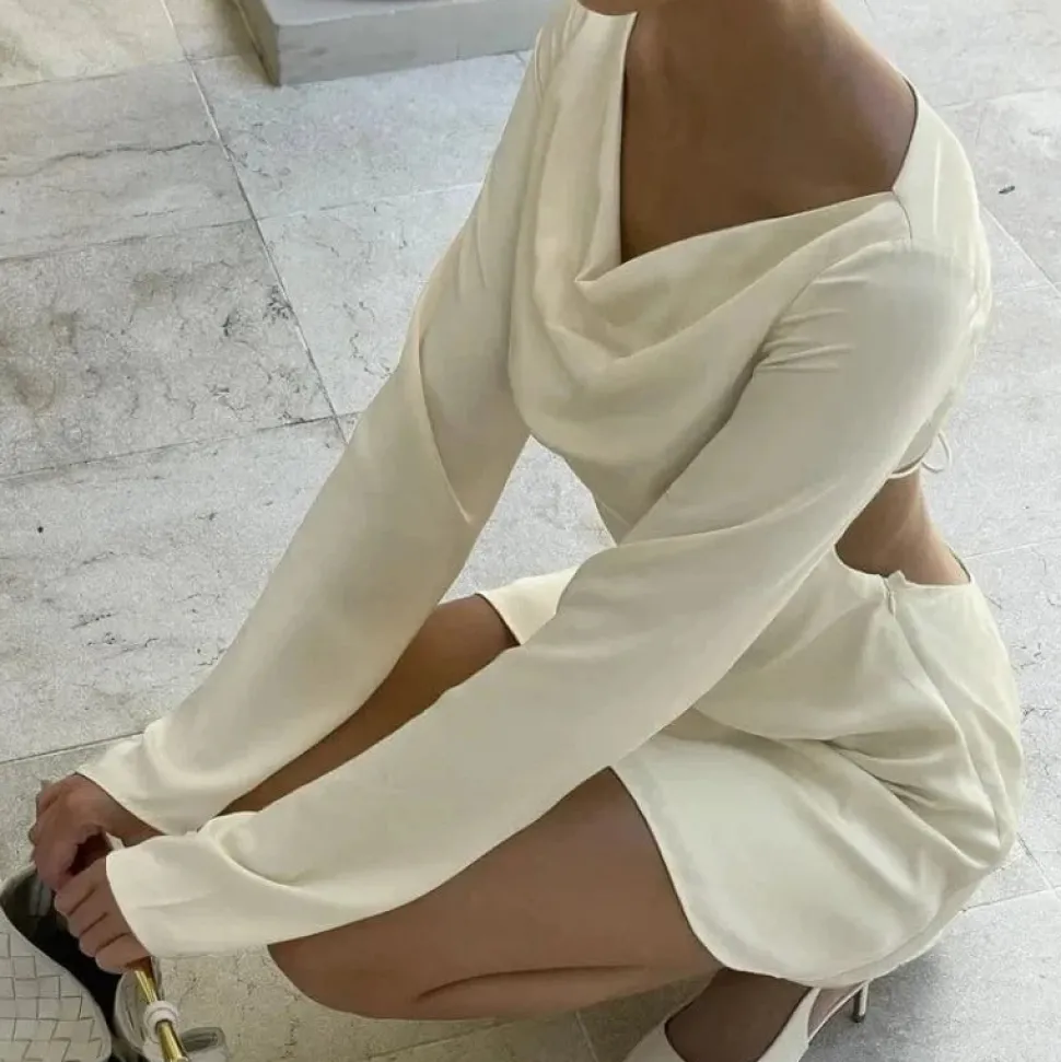 Robe courte satinée beige manches longues