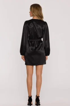 Robe courte satinée noire manches longues