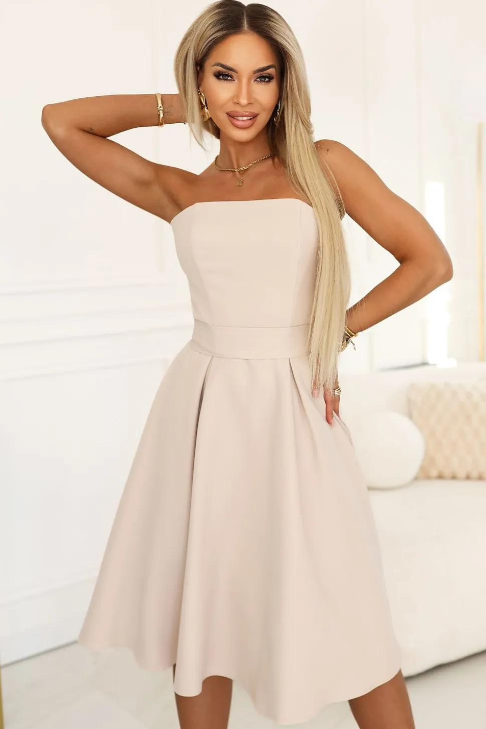 Robe de cocktail beige bustier évasée