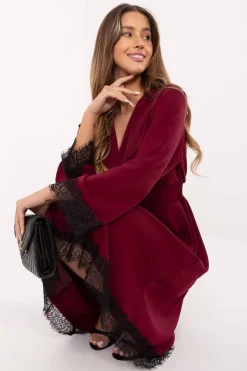 Robe de cocktail bordeaux chic finitions en dentelle