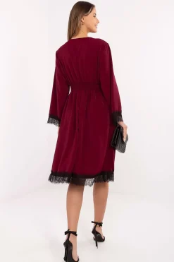Robe de cocktail bordeaux chic finitions en dentelle