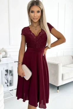 Robe de cocktail bordeaux haut en dentelle