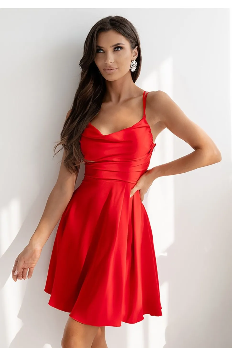 Robe de cocktail chic courte à bretelles