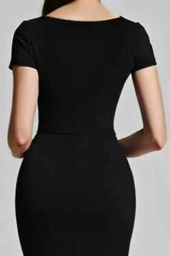 Robe de cocktail chic noire manches courtes