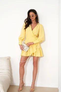 Robe de cocktail courte avec manches longues bouffantes