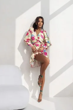 Robe de cocktail courte avec manches longues bouffantes