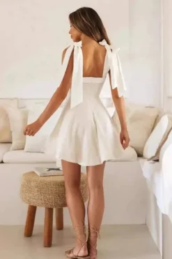 Robe de cocktail courte évasée col carré