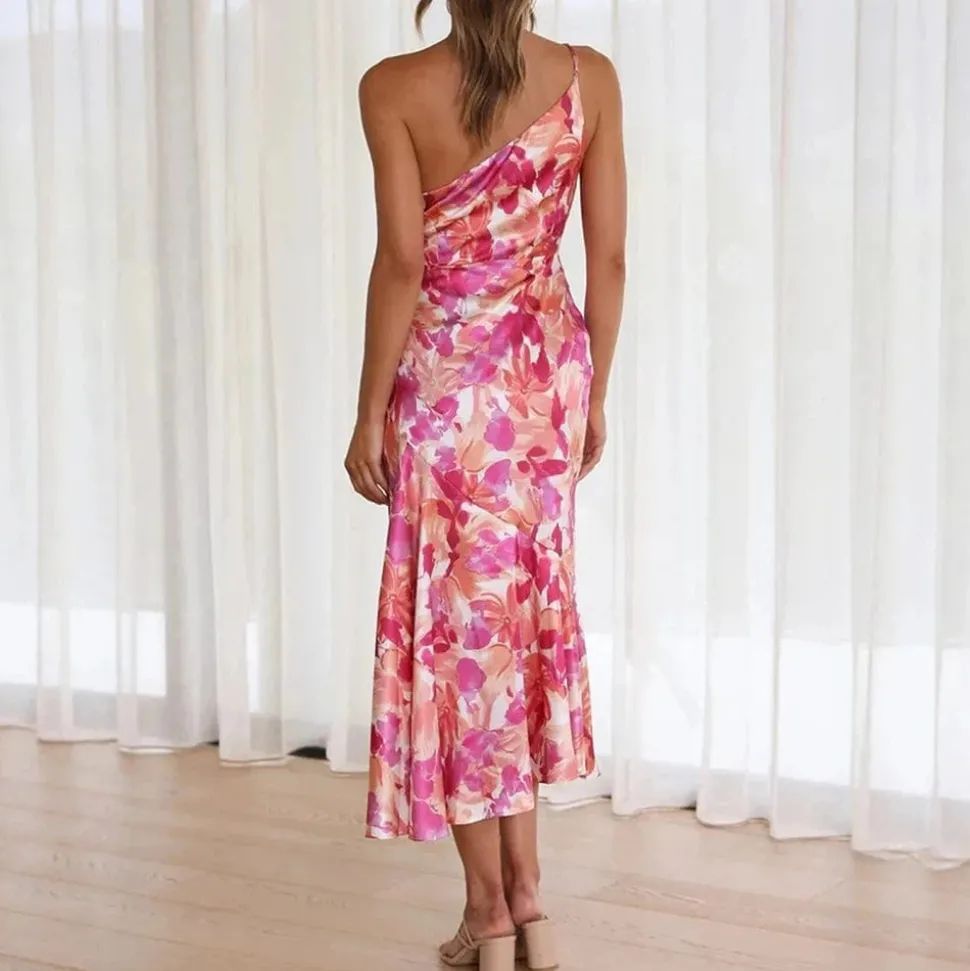 Robe de cocktail fleurie à une épaule