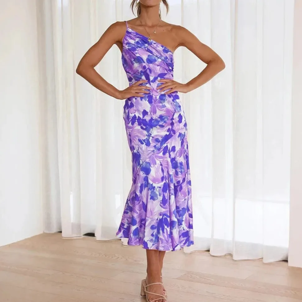 Robe de cocktail fleurie à une épaule