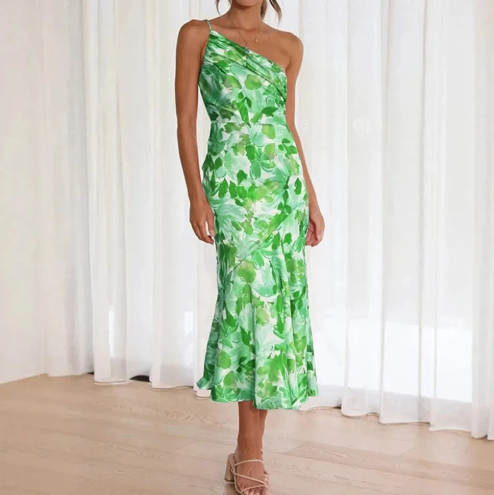 Robe de cocktail fleurie à une épaule