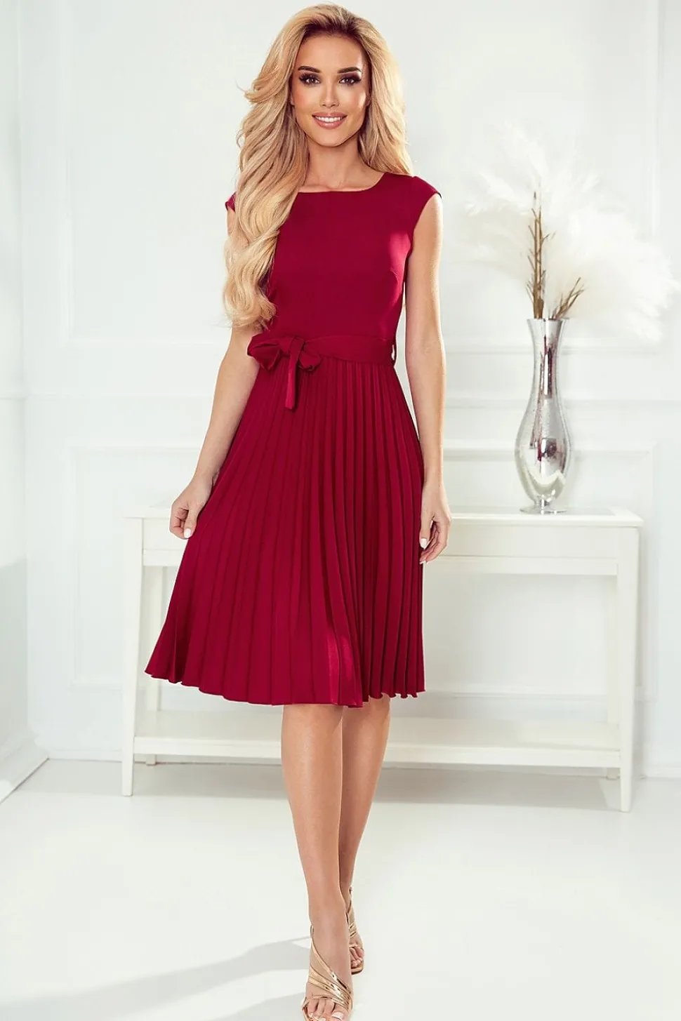 Robe de cocktail jupe plissée manches courtes