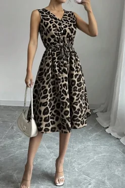 Robe de cocktail léopard évasée sans manches