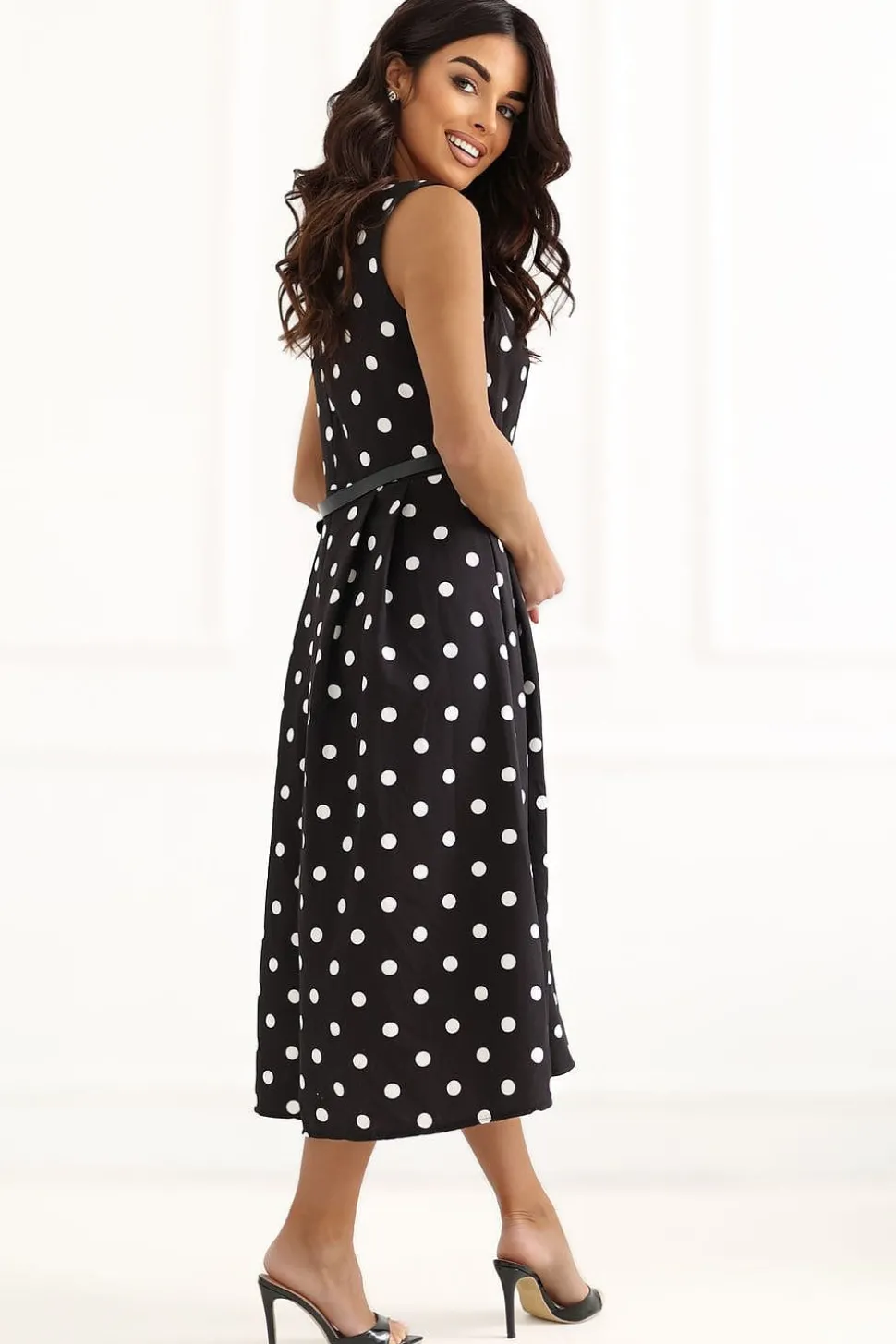 Robe de cocktail midi à pois évasée