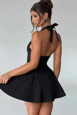 Robe de cocktail mini évasée dos nu